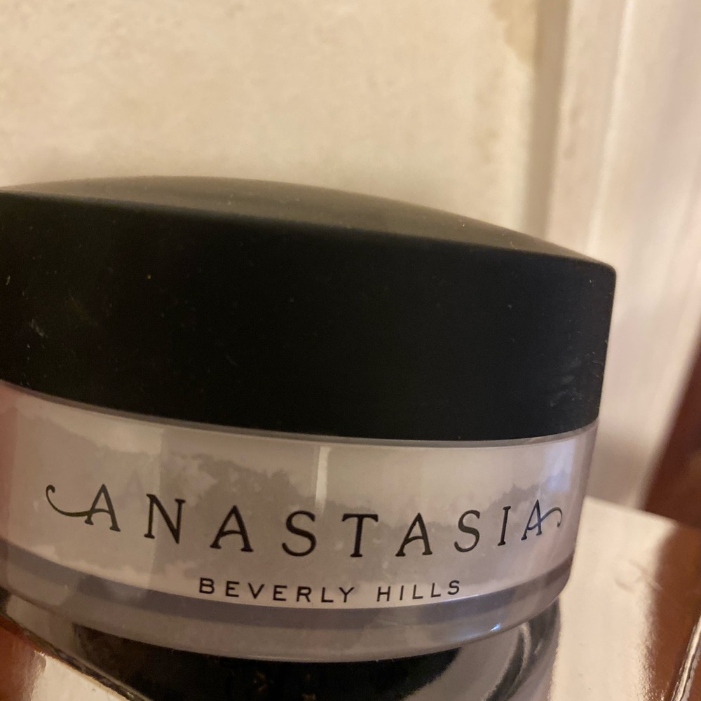 Anastasia Translucent Powder - Picture 8 of 10